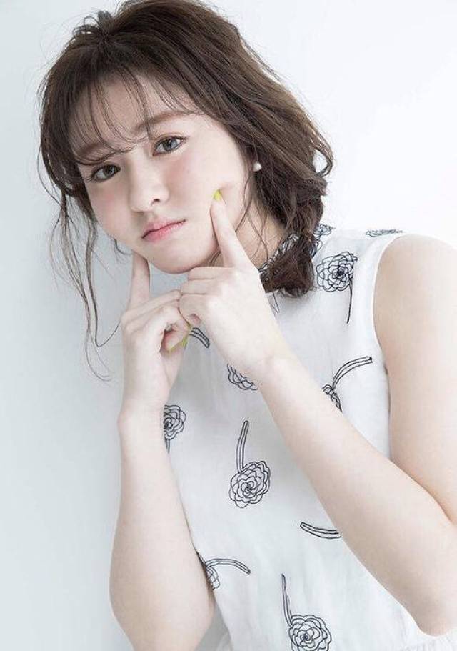 日本最美童星谷花音,小时候神似周迅简直仙女,长大就成大饼脸了