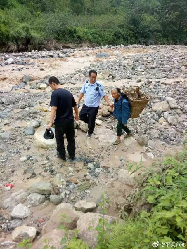 今天凌晨 凉山布拖龙潭镇突下暴雨引发泥石流