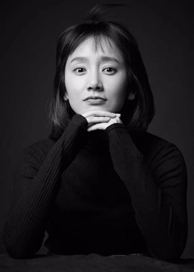 在刚刚收官的网络剧《亲爱的活祖宗》里,董晴更是一人分饰两角,其中甄