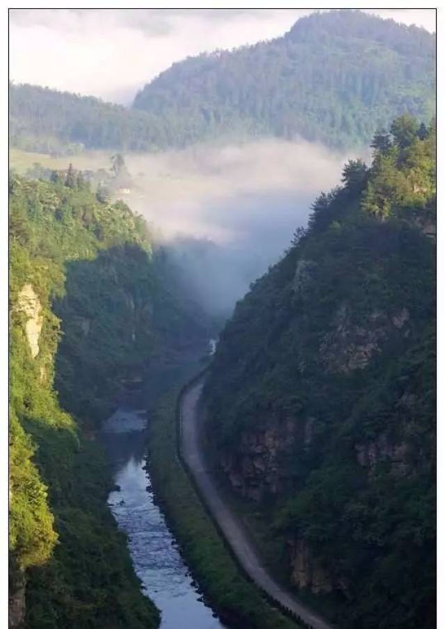 两江峡谷入口距县城5公里,峡谷由一条公路和水路贯穿,东起儒林镇落叶