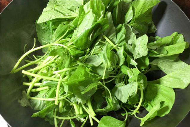 5,我们炒白苋菜的时候,要先把白苋菜的尾部炒熟