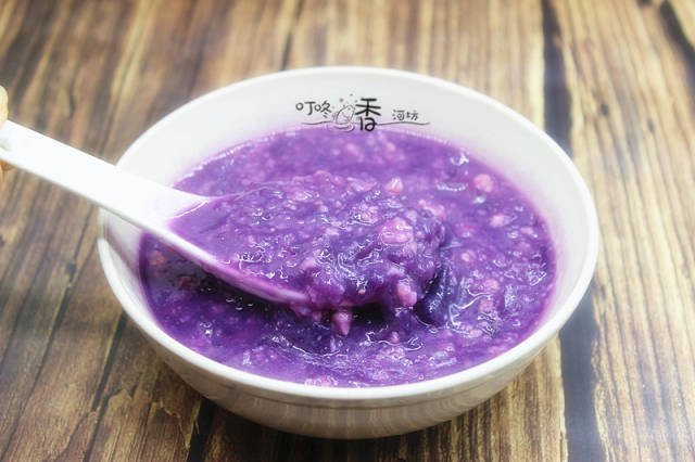 燕麦紫薯粥食材:燕麦,紫薯,清水.