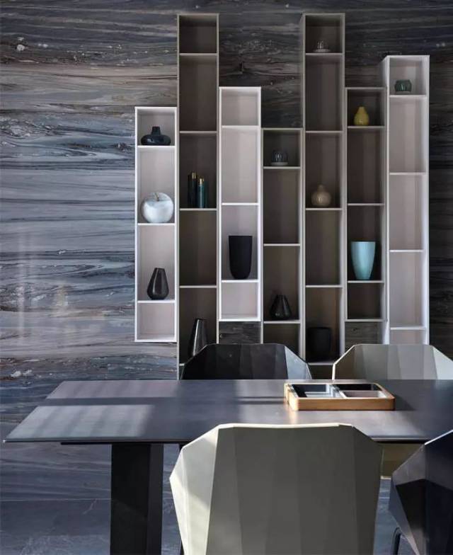 大理石加各种金属元素,柜子和桌椅都棱角分明.