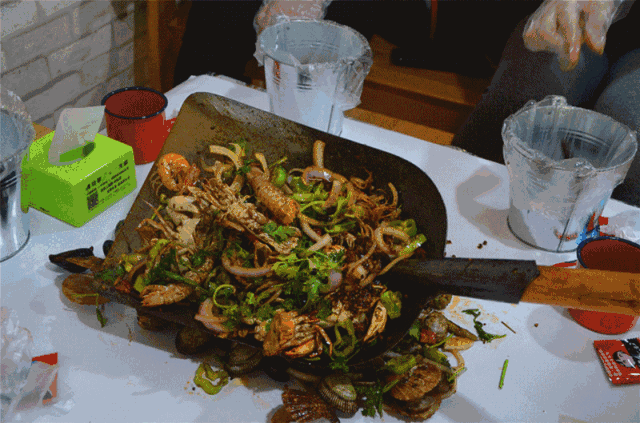 9元抢套餐】铁掀上菜,徒手吃海鲜!网红新吃法