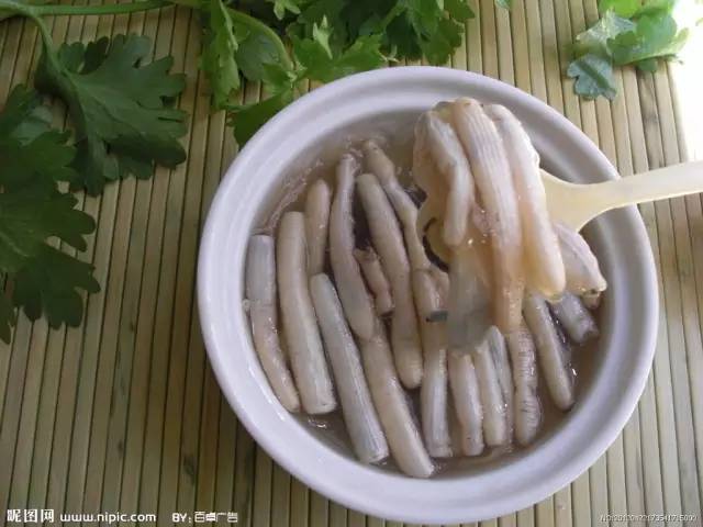 土笋冻 龟苓膏,理论上也是一种蛋白冻,因为真正的龟苓膏是用龟甲熬