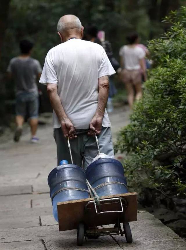 炎炎夏日,杭州本地人都爱拎桶去这5个地方!四五十人抢着排队