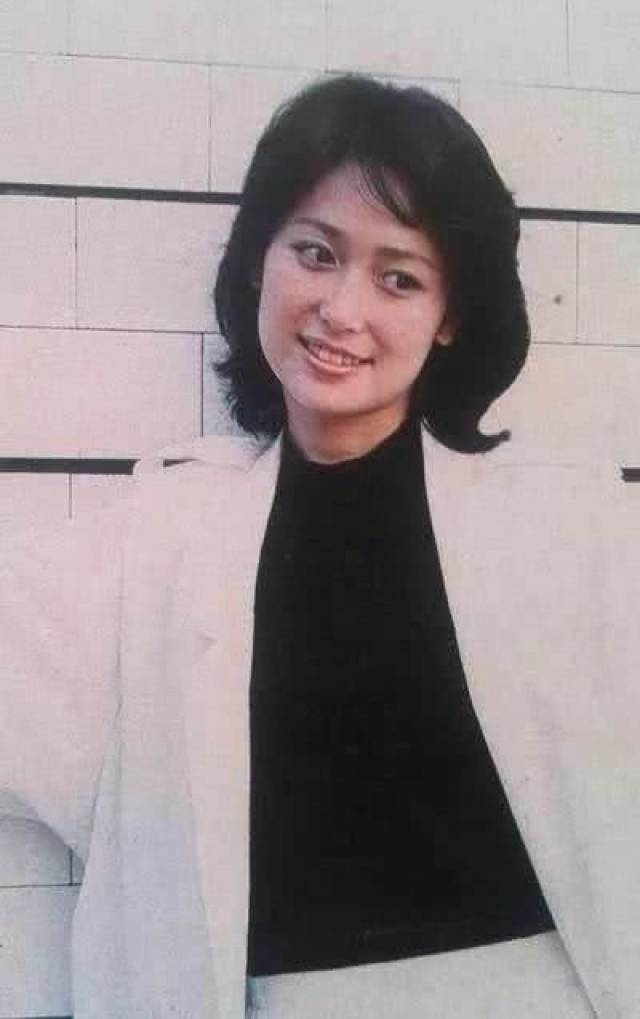 55岁左翎被前夫嘲讽后离婚 带女儿嫁给地产富商 结婚20年幸福至今