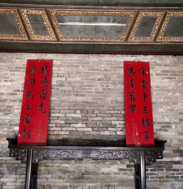 沿途所见的字幅,对联,都无声地告诉参观者,这里虽然只是一个村子,却有