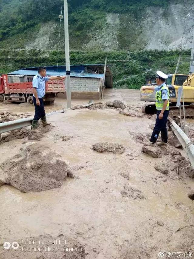 今天凌晨 凉山布拖龙潭镇突下暴雨引发泥石流