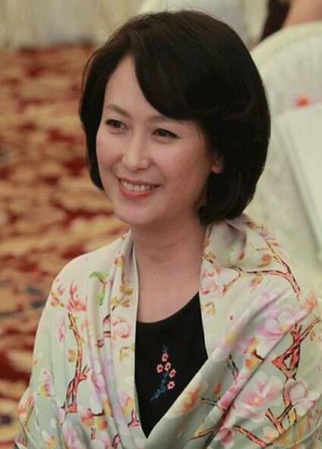 55岁左翎被前夫嘲讽后离婚 带女儿嫁给地产富商 结婚20年幸福至今