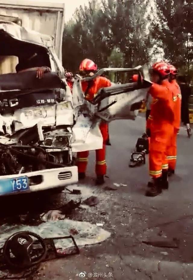 在惠民县大济路后娘娘坟村南附近路段,一辆货车发生事故,车上人员均