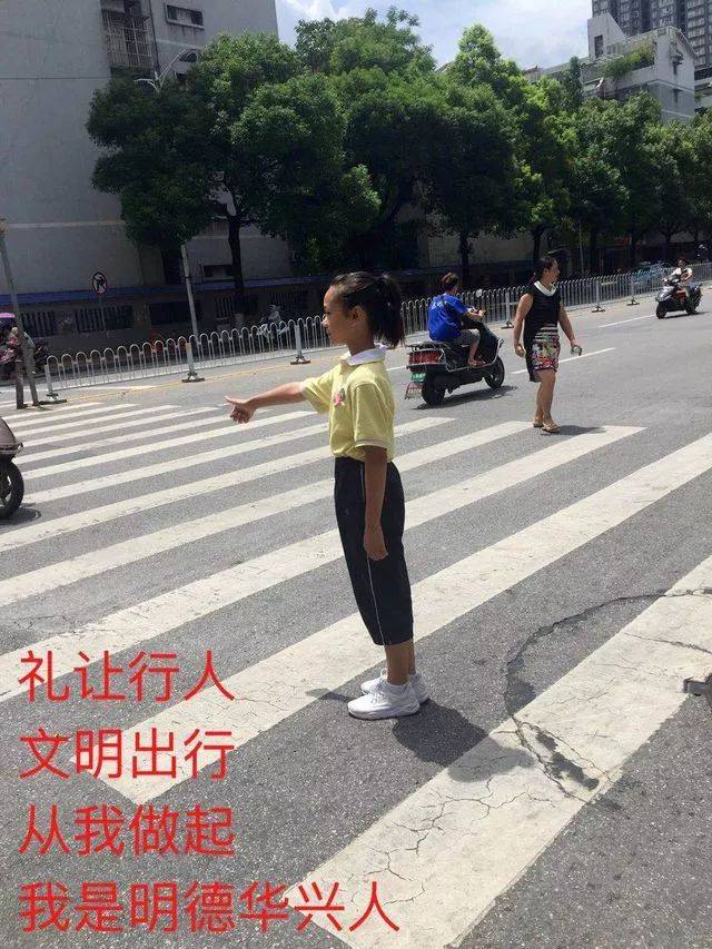 文明手势礼点亮未来,排队礼让花伴我成长
