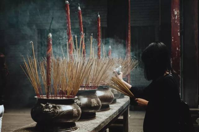 梦里去寺庙烧香拜佛