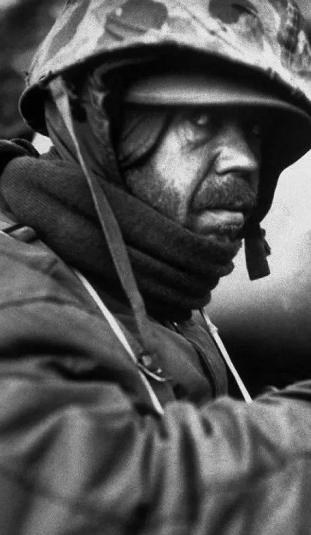 1950年冬,从长津湖败退的美军士兵围上围巾以抵御严寒.