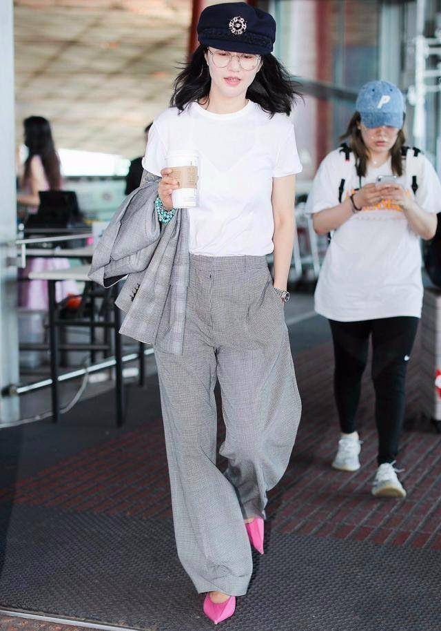 谭维维西服配短裤也就算了,还要外搭个无袖背心,想法真是够奇特
