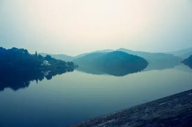 湖面广阔,景色宜人,东方红水库可是户外烧烤一大好去处,尤其是春暖