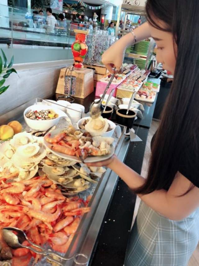 一个人吃那么多!传说中的帝王级自助餐终于放特权!全城大胃王都来了!