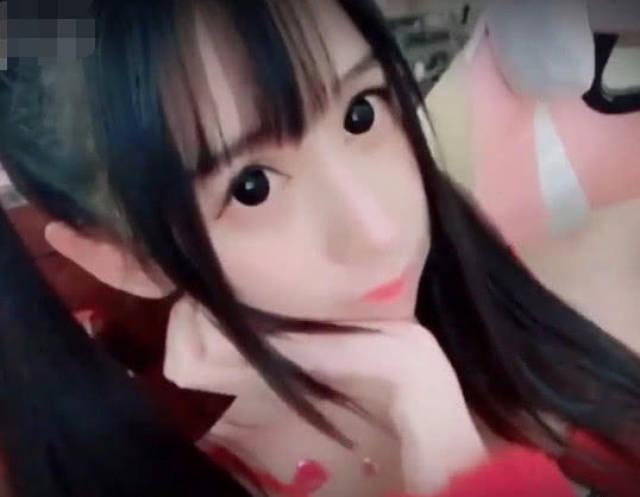 蔡萝莉化身厨娘直播洗碗,全程没有露脸,全靠衣服撑着