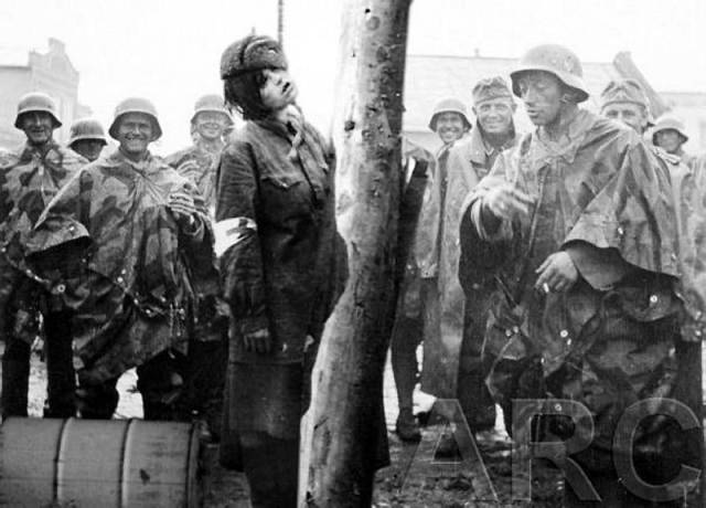 这是德军在吊死苏联女兵的照片