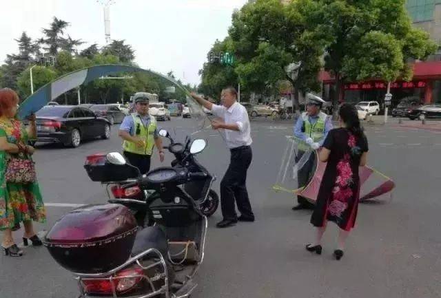 针对这一违规现象 近日 宜昌交警组织警力在城区开展 摩托车,电动车