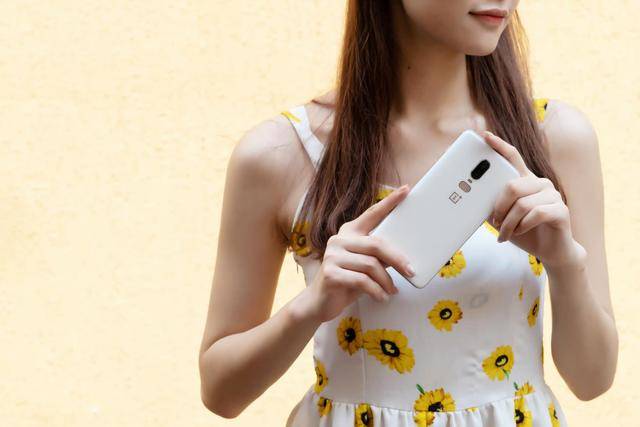 高颜值手机代表,一加6月牙白让你气质出众