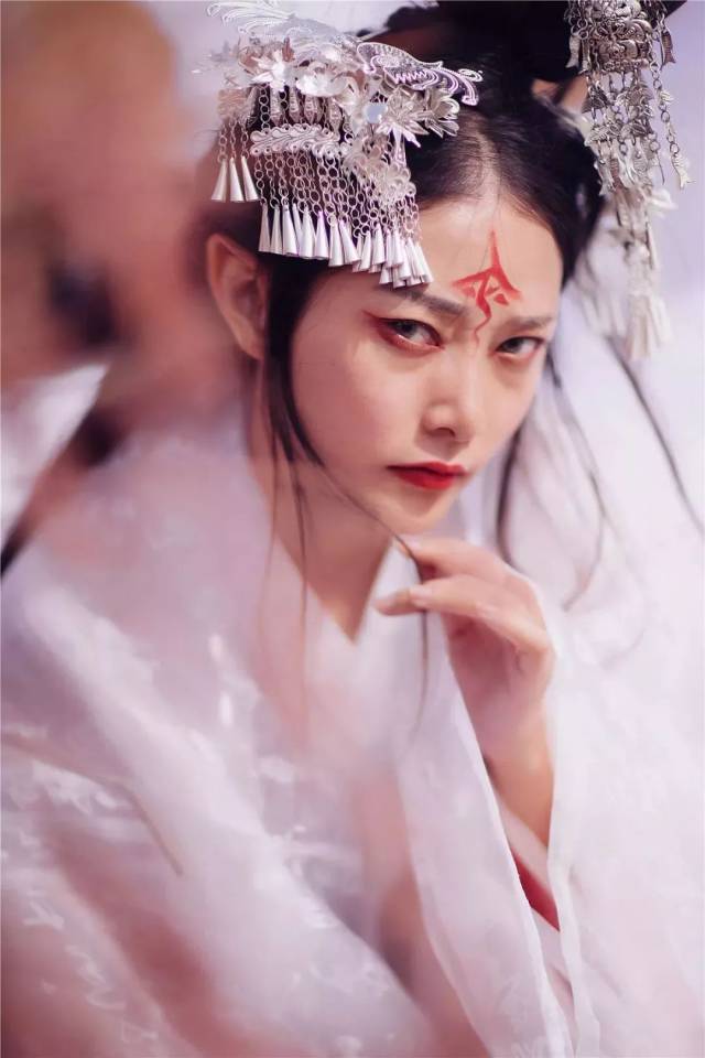 《山海经-海外东经第九》之青丘国九尾狐  青丘国在其北,其狐九尾.
