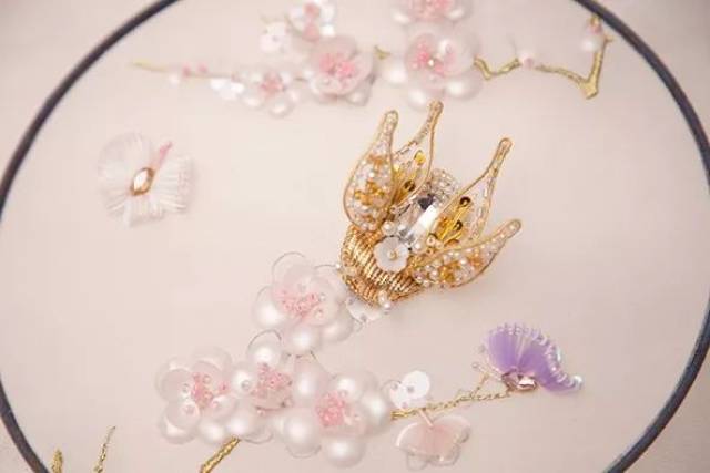 “桃夭”珠绣团扇:东方技艺与现代设计结合，六月星妍带你玩转珠绣