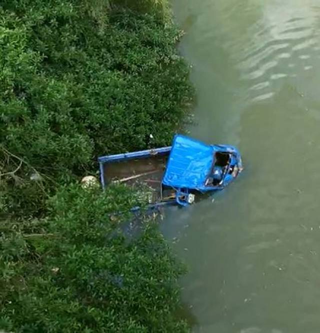 英德桥头一辆三轮车冲落桥跌入河里!现场五台救护车支援