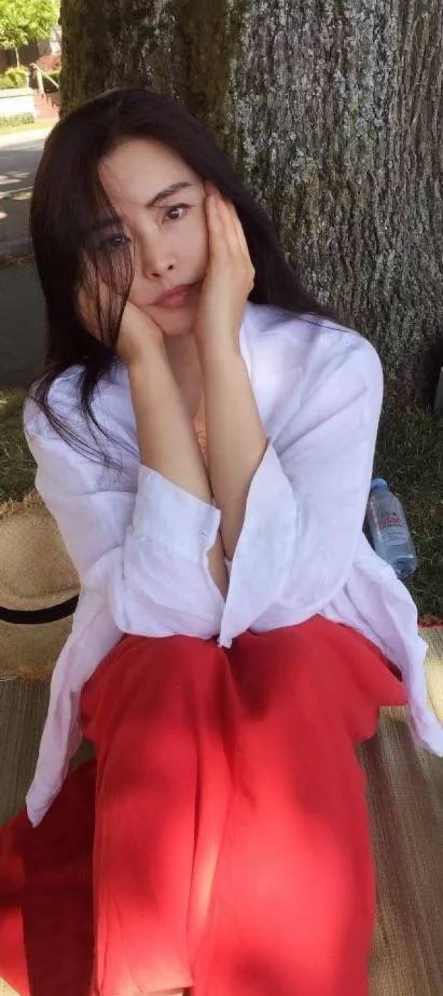 51岁王祖贤晒自拍,网友:比15岁还美