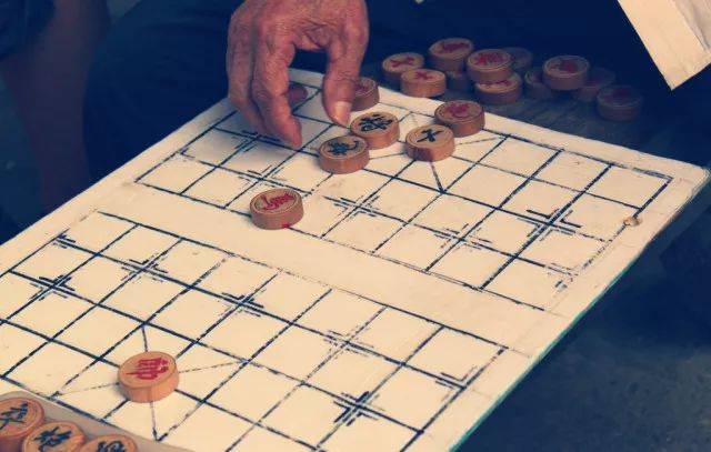 没事的时候,我爸和王老师两个人也爱下下棋