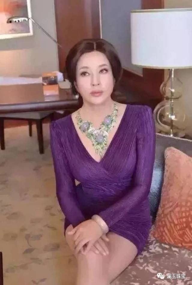 刘晓庆收藏紫罗兰翡翠赚几千万, 有人买回戴两个月却发生这种事.