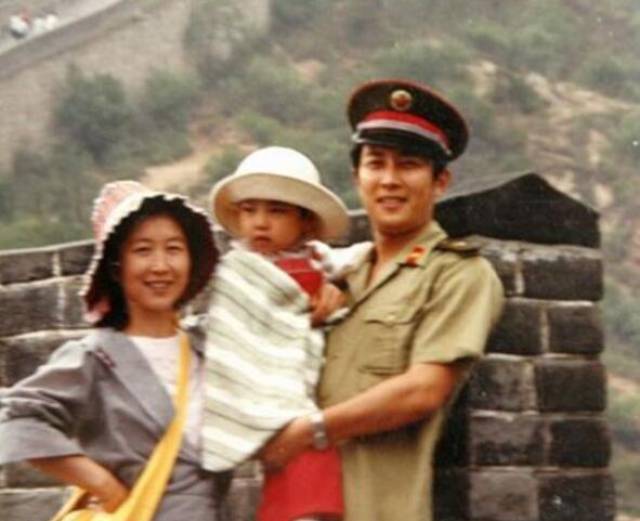 "原配去世后娶小娇妻"的4大男星, 图4现任和原配傻傻分不清!