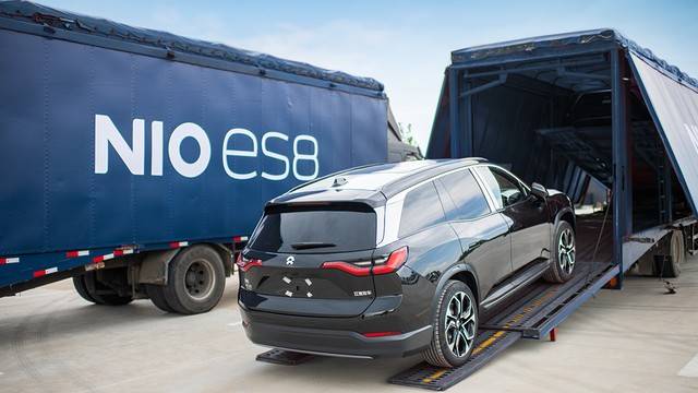蔚来本月交付的 es8,数量跟交付的 es8 李斌签名版车模差不多