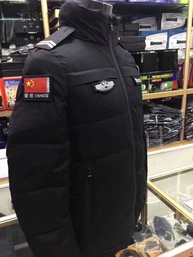 警察冬天值勤穿的黑色羽绒服功能强大