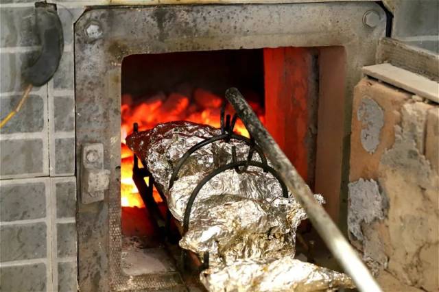 为保证品质统一,所有门店均使用自制土窑,独创窑炉500-800度高温窑烧.