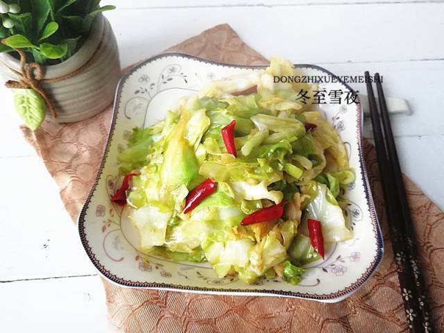 包菜又名卷心菜,洋白菜,疙瘩白,包菜,圆白菜,包心菜,莲花白等.