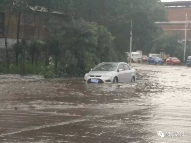 感受一下阳泉平定地区今天的暴雨(视频)