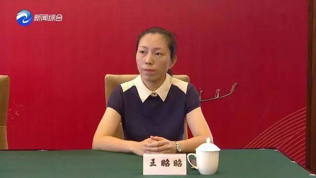 7月14日 同时,王昭昭代表市政府赠予侯昌财"崇文重教"纪铑牌匾.