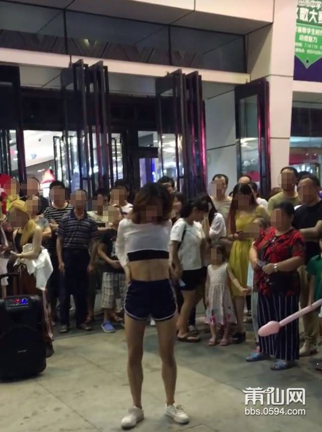 明群众"爆料:现在莆田做网红的小姐姐怎么那么多啊,随便去万达逛一下