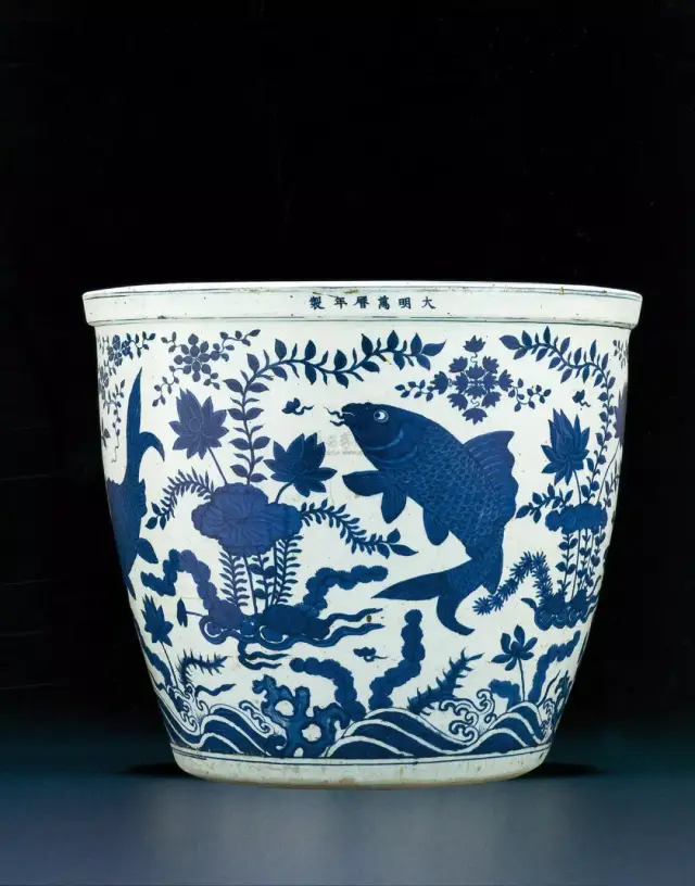 明 万历 青花莲池鱼藻纹大缸