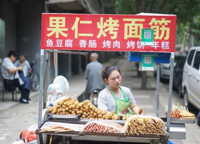 你当白领月入五千,他烤面筋月入五万丨city power