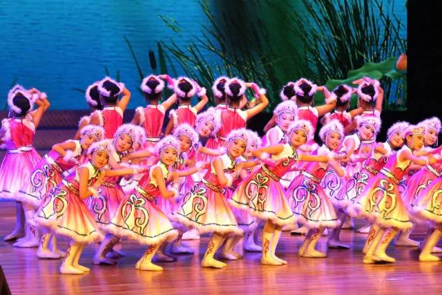 小学生们表演的民族舞蹈《最美赫哲》引人入胜!