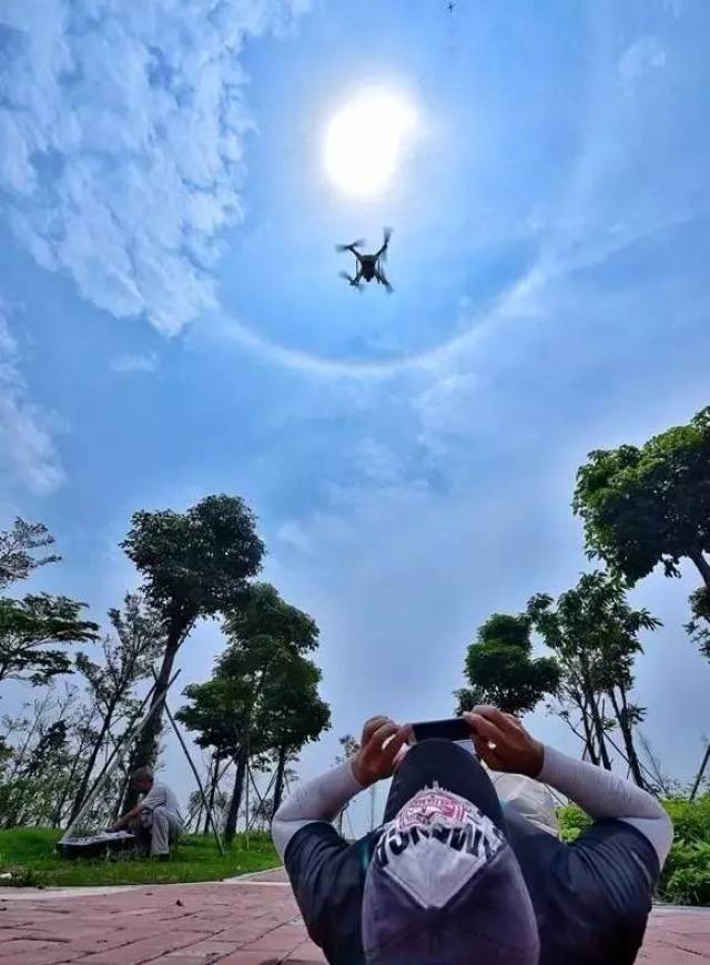 "天空之眼"突然出现在顺德的上空,不少市民抬头望蓝天时,看到了这美丽