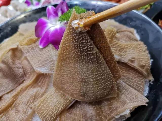 吃火锅必点菜品之一,从四川空运过来的毛肚,水灵灵的样子,特别诱人