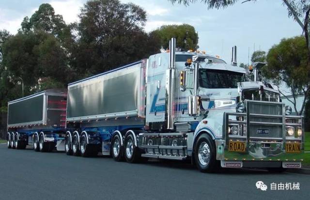 公路列车:自带震撼效果的“一人军团”丨档案