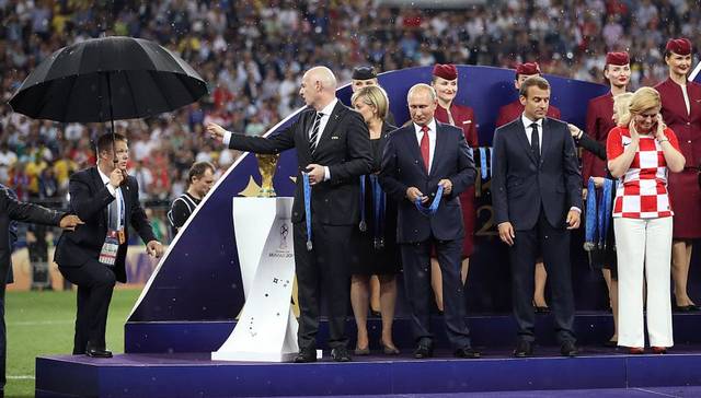 颁奖下雨保镖只给普京打伞!克美女总统淋成落汤鸡 真没绅士风度?