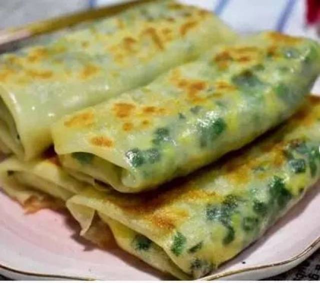 韭菜盒子新做法:不揉面,不擀面,筷子搅一搅,薄皮大馅吃不够!