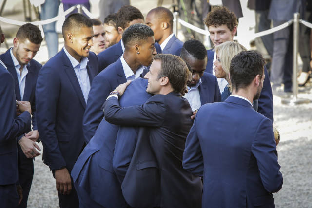 世界杯冠军法国队凯旋 马克龙接见与队员捧杯