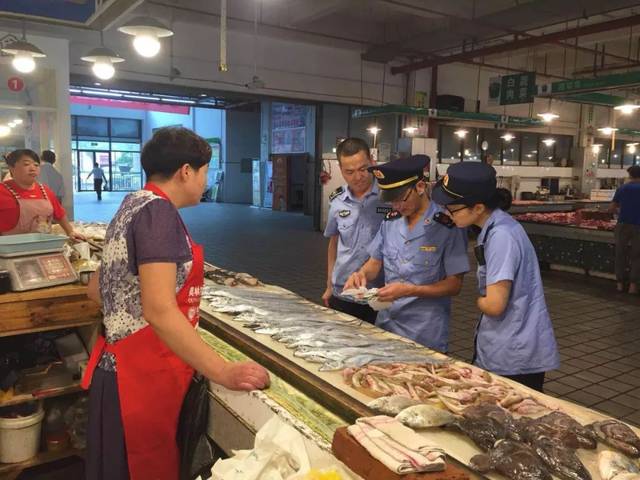 凌晨突击 持续高压,县网页游戏私服推荐市场监管局紧抓“一打三整治”不放松