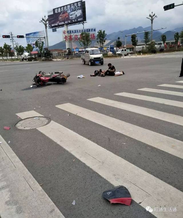 昭阳特大桥附近发生车祸,摩托车撞上越野车.(视频)